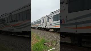 kereta api melintas, membawa serangkaian gerbong penumpang. #train #relkeretaapiindonesia #trending