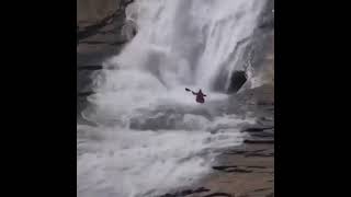 Caiaque descendo de cachoeira, esporte radical