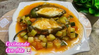 Calabacitas en salsa de jitomate! Con chiles jalapeños rellenos de queso! Súper ricos