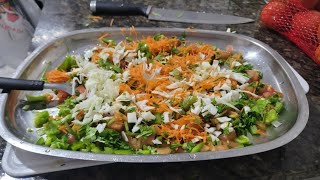 Veja a Salada que fiz na noite com papagaio Lourenço. Frio ele morando no meu quarto