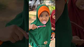 Sikat gigi di sekolah