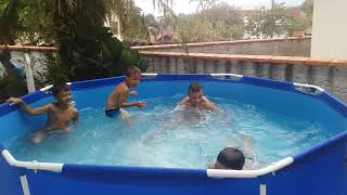 Tomando banho de piscina