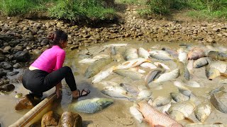 Fishing Exciting - The Girl Pumping Water Outside The Natural Lake, Catch Many Fish | Girl Fishing