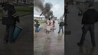 Los trabajadores del SUTNA se manifiestan frente al depósito de PIRELLI en Campana.