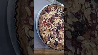 tarte aux  prunes de saison amandes.