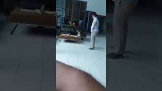 Lelaki cina bawa anjing di lobi kondominium Taman Sungai Besi. Biadab wei!