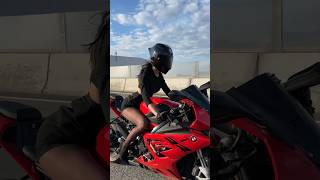 август хорош, но не так, как я #мотоТаня 👟 или 👠? #motoTanya moto girl bike girlride bmw s1000rr