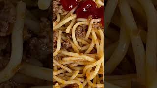 Spagetti mit Fleisch und Ketchup