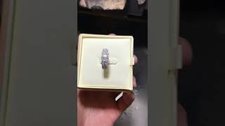 Обручальное кольцо с бриллиантами в белом золоте сделано на заказ в GRAMM OSCAR JEWELRY .