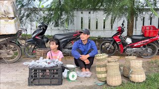 Uncle Dong and Ngoc Han went to the market to sell smoked meat and fish baskets.