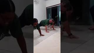 Pumba fazendo Flexão kkkk ( para status de whatsapp)