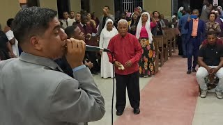 Pastor Bruno lima cantando na vigília orpsc.