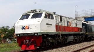 Kereta Panjang  Pasundan Kelas Panoramic Rangkaian Luar Dinas Melintas Jalur Double Track Rancaekek