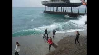 Little girls and waves.  Девчонки шалят с волнами