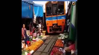 இப்படி ஒரு ரயில் பயணம் பார்த்திருக்கீங்களா ? Hanoi train street #hanoitrainstreet #trainjourney