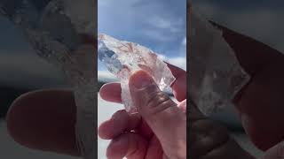 Comiendo hielo del lago Minnewanka en Banff Canadá 🇨🇦