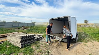 Успели в последний момент. Отвезли родителям полный прицеп добра. Жизнь простых людей в деревне.