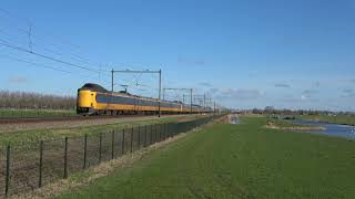 NS ICMm 4210, 4093 en 4207 komen langs Moordrecht gereden (4K)