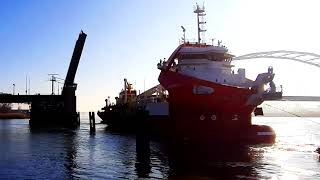 De Makran 2 passeert de Papendrechtse brug