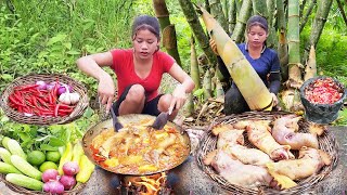 Survival in forest: Chicken head curry spicy delicious with bamboo shoot for dinner - Solo cooking