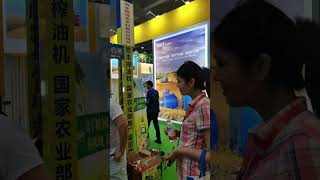 Hydraulic oil press machine press sesame in Guangzhou Fair exhibition