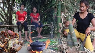 Cooking bamboo shoots with peppers for snacks - Housing construction & eating crabs for food