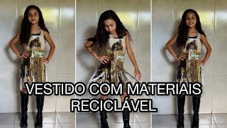 VESTIDO COM MATERIAIS RECICLÁVEIS/ SACO DE RAÇÃO/ DESFILE NA ESCOLA- atividades escolar.