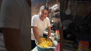 Luisa está haciendo unos envueltos😍 #comedia #colombia #viral