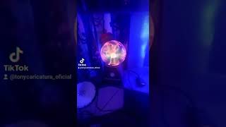 Increíble esfera tesla saca rayos rojos y no azules 😮 #shorts