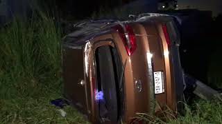 Vuelca camioneta en la Riviera Veracruzana, destroza parada urbanos