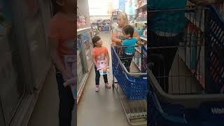 berrinche enla Walmart por un juguete 🤣🤣🤣 #humor #shorts