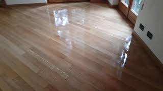 Verniciatura e scarteggiatura parquet prefinito rovere