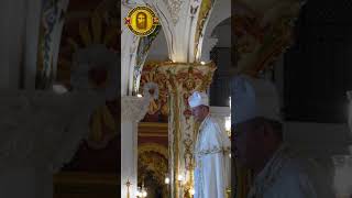 Su Santidad el Papa Pedro III bendice desde la tradicional Silla Gesta