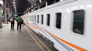 Kedatangan KA Blambangan Ekspres di Stasiun Surabaya Gubeng