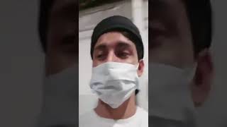 Joven manosea panes sin cumplir con las medidas de higiene