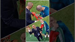 Pepe signs my 2 Portugal scarfs... legendary 💚❤️Pepe signe mes 2 écharpes du Portugal... légendaire