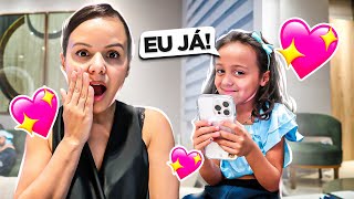 PEGUEI O CELULAR DA MAMÃE PARA FALAR COM OS AMIGOS FRANCESES - Lara e família