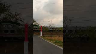 Ada kereta dibalik tugu merah putih #shorts#video#kereta#keretaapi#indonesia