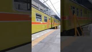 SEREMM!!! KERETA DJOKO TINGKIR DORONG KERETA KRL BERKARAT #keretaapi #krlcommuterline #krl