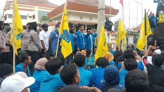 BBM NAIK MAHASISWA GELAR AKSI DEMO DI DEPAN KANTOR DPRD KABUPATEN PROBOLINGGO