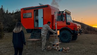 ПЕРВЫЙ ЛАГЕРЬ С НАШЕЙ ПЕЧЬЮ С ДУХОВКОЙ НА ВЫСОКОЙ 1500 НА АЛЬТ