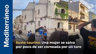 Una mujer se salva por poco de ser corneada por un toro