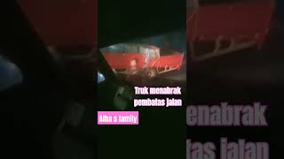 mobil nabrak pembatas jalan flyover karawang/ alha s family