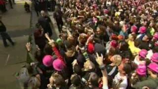 Chino goes with the crowd! (pinkpop 2006)