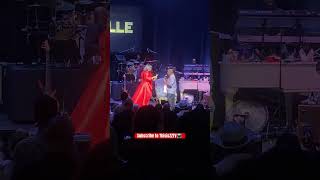 #PATTILABELLE LETS ANOTHER FAN #SING & #DANCE ON #STAGE #shorts #shortsvideo #music #concert