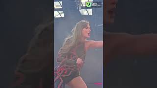 Taylor Swift struggles to wipe boogers and snot during Eras tour in Edinburgh,Scotland 😂😱😱😂😂