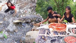 OMG! See Crocodile in river and cooking Curry Spicy duck for jungle yummy