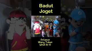 Detik Detik Rombongan Badut Muncul dari belakang dan langsung joget lucu lucu