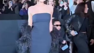 Kylie, Kris Jenner et Stormi (oui!) Jlo, Rosie Huntington, Florence Pugh au défilé Valentino à Paris