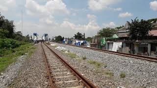 KA Singasari keluar dari jembatan Bengawan Solo